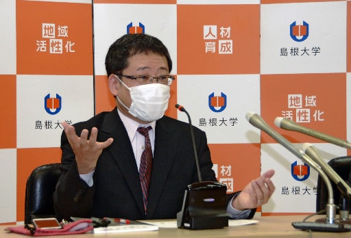 ワクチン開発の今後の展開について説明する浦野健教授＝出雲市塩冶町、島根大医学部