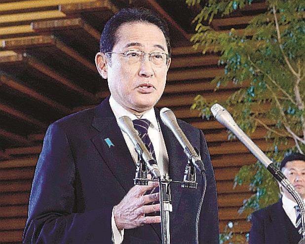衆院政倫審出席の意向について、記者団の取材に応じる岸田文雄首相＝２８日、首相官邸