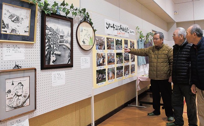 展示された作品に見入る来場者＝浜田市三隅町向野田、三隅まちづくりセンター