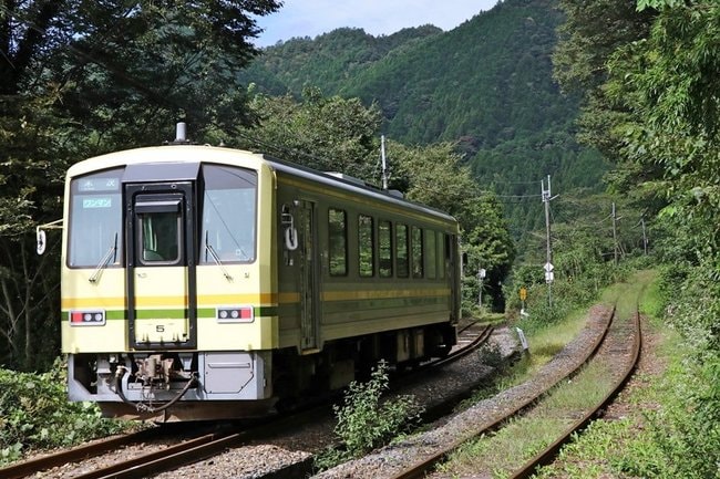 島根県奥出雲町内を走るＪＲ木次線の普通列車