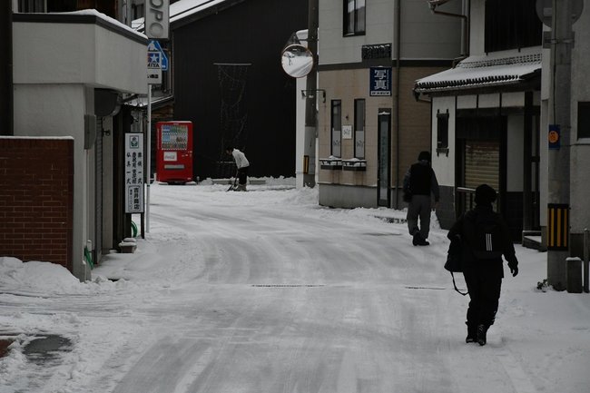 凍結により慎重に歩く住民=22日午前10時、島根県隠岐の島町西町
