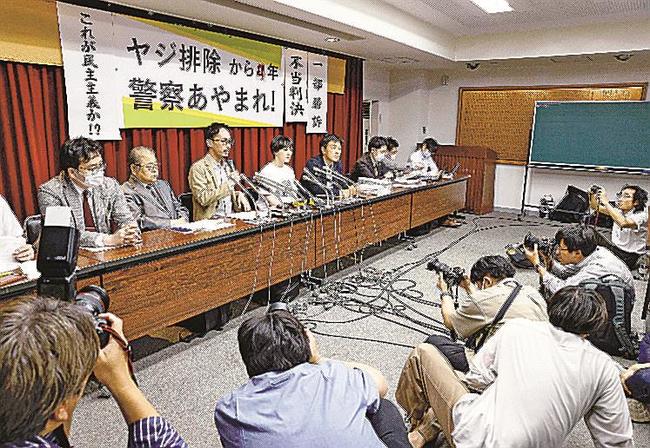 札幌高裁の判決を受け、発言する原告ら＝２２日、札幌市