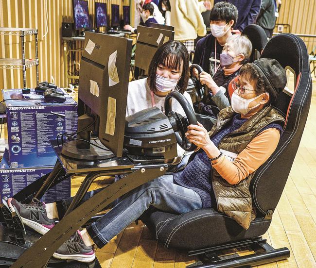 レースゲームを楽しむ参加者＝島根県川本町川本、悠邑ふるさと会館