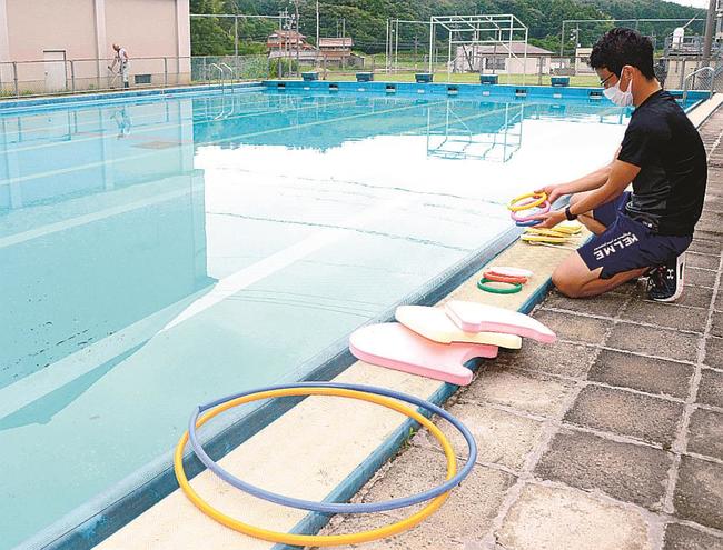 感染予防のために用意したフラフープなどを確認する教員＝松江市上大野町、大野小学校