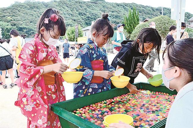 浴衣姿で３年ぶりの「ますだ祇園まつり」を楽しむ子どもたち＝益田市本町、益田小学校