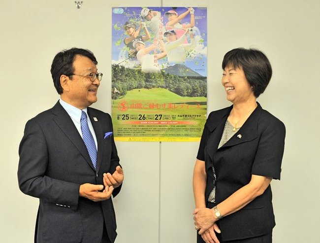 大会の見どころについて話す松尾倫男社長（左）と小林浩美会長＝東京都内
