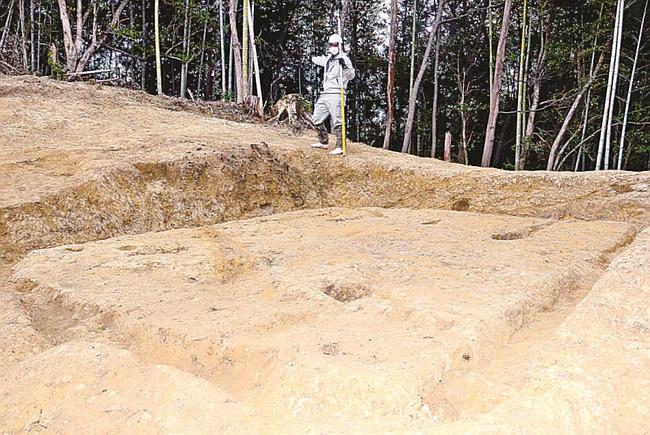 尾根上から出土した竪穴建物跡。眺めを楽しむために建てた可能性があるという＝松江市東出雲町揖屋、崎田遺跡