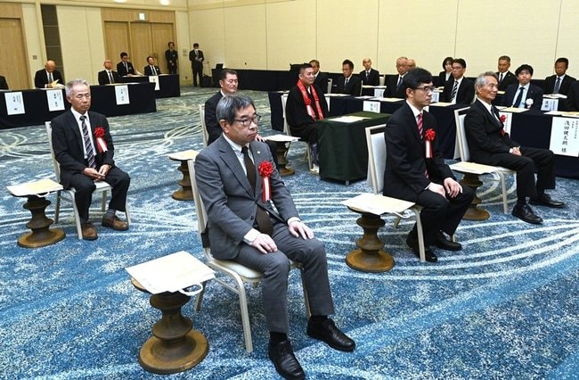 表彰式に臨む受賞者