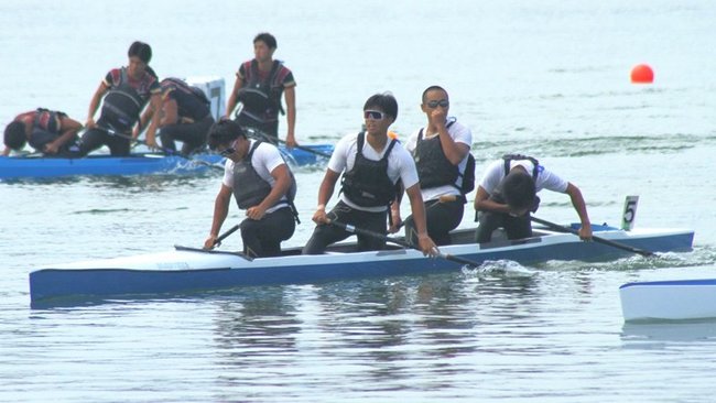 カヌースプリント男子カナディアンフォア200メートルで２位に入った出雲農林（手前）｡左から石原里海、飛田統羽、立花賢太郎、宮原悠煌