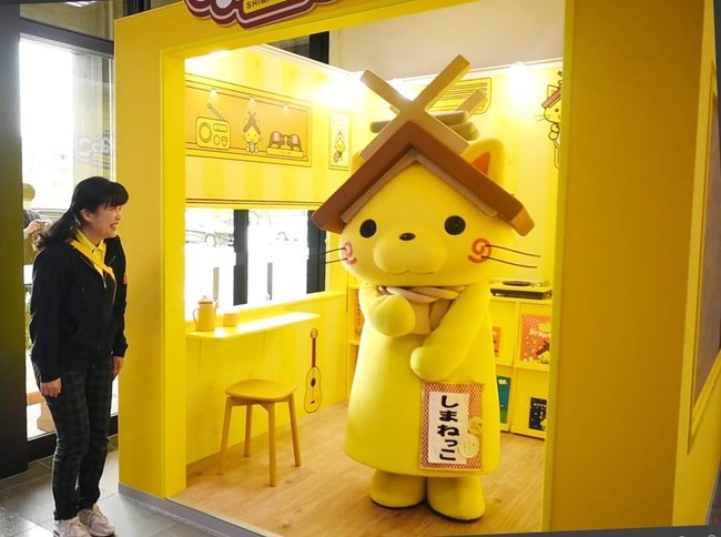 新しい家の感想をスタッフに伝えるしまねっこ＝松江市殿町、島根県庁