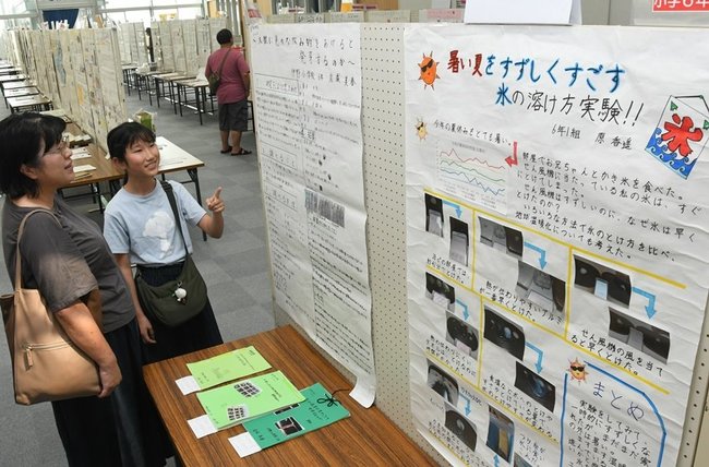作品に見入る来場者＝出雲市今市町、出雲科学館