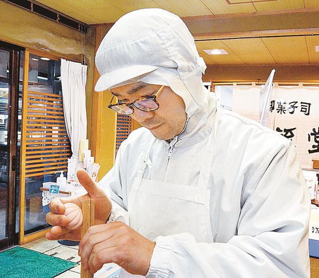 和菓子を作る園山武志さん＝松江市矢田町、風流堂本社工場