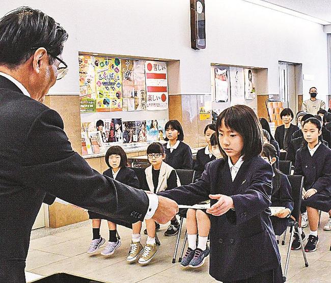 大屋剛専務取締役西部本社代表（左）から表彰状を受け取る受賞者＝浜田市竹迫町、山陰中央新報社西部本社