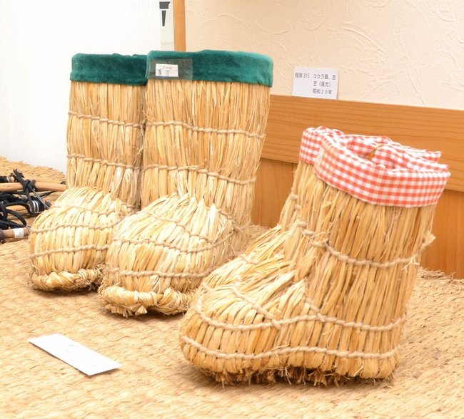 展示されたわらぐつ＝２０２０年、浜田市内