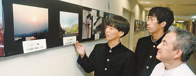 磯辺康行医局長（右）に作品を紹介する川辺創太郎さん（左）＝米子市皆生新田１丁目、山陰労災病院