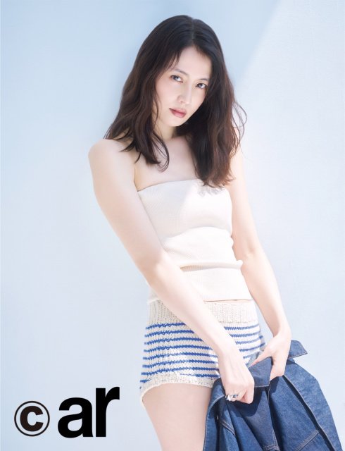 長澤まさみ、“国宝級美脚”輝く極上カット 『ar』記念号表紙に
