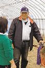 プロジェクト参加者と話しあう滝浪実セルジオさん〓（?）出雲市大社町中荒木〓（?）