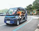 ２０２０年秋の実証実験で走る自動運転の車両＝島根県飯南町下赤名、道の駅・赤来高原