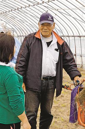 プロジェクト参加者と話しあう滝浪実セルジオさん〓（?）出雲市大社町中荒木〓（?）
