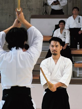 居合術の演武を披露する関係者＝松江市内中原町、島根県立武道館