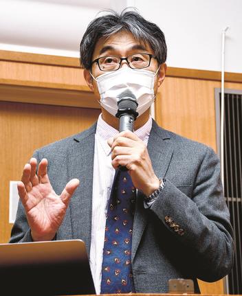 消化器がんの外科治療について講演する金沢旭宣室長＝出雲市今市町、パルメイト出雲