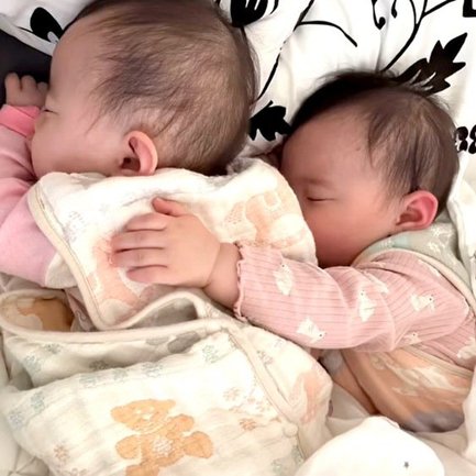 0歳当時の双子の娘さんたち(TikTok/@shinamia.pより)