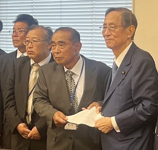 宍道湖の環境改善に関する要望書を受け取る細田博之衆院議長（右）＝東京・永田町、衆議院第２議員会館
