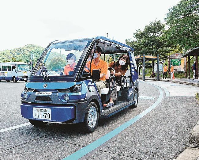 ２０２０年秋の実証実験で走る自動運転の車両＝島根県飯南町下赤名、道の駅・赤来高原