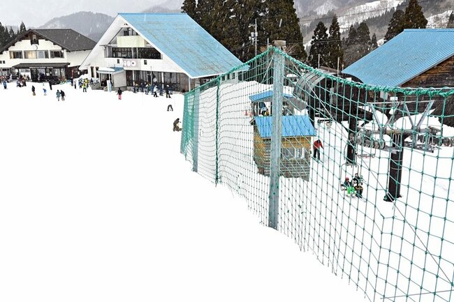 事故があった現場の防護ネットと鉄柱＝２５日午後２時４０分、鳥取県若桜町舂米、わかさ氷ノ山スキー場