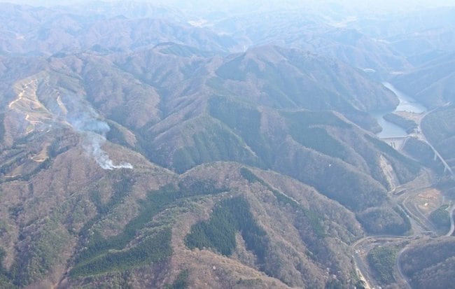 島根県警のヘリコプターから撮影した火災現場＝９日午後３時半ごろ、出雲市佐田町吉野（島根県警提供）