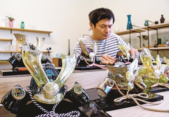 川辺雅規さんが手がけるガラス製のかぶと＝出雲市斐川町出西、ガラス工房Ｉｚｕｍｏ