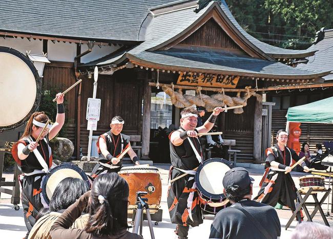勇壮な音色を響かせ、あめつち乗り入れを祝う仁多乃炎太鼓メンバー＝島根県奥出雲町横田、JR出雲横田駅