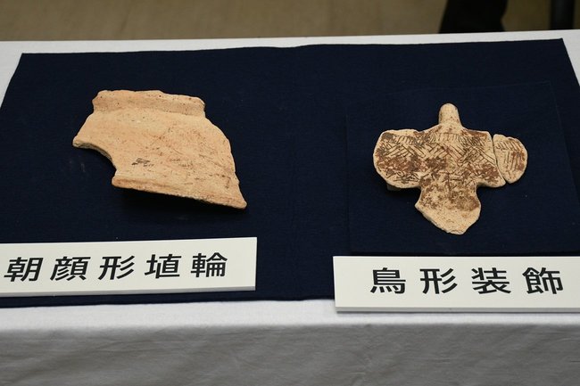 出土した鳥形装飾（右）と朝顔形埴輪の一部