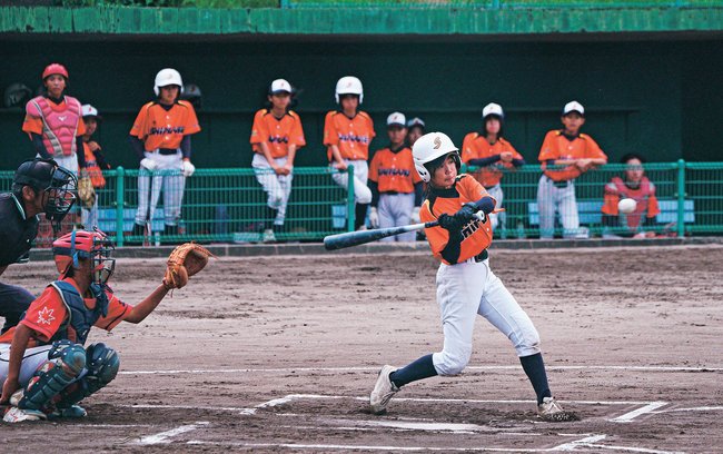 熱戦を繰り広げる選手たち＝島根県川本町川下、町民球場