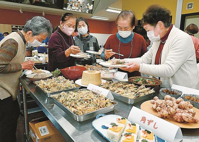 キクイモを使ったかき揚げや角ずしなどを試食する参加者＝島根県邑南町日和、食の学校