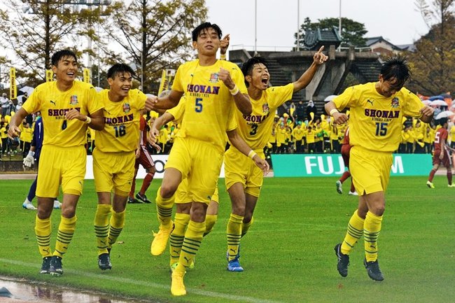 【決勝・立正大淞南―大社】後半３１分、立正大淞南のＤＦ坂井悠飛（中央）がヘディングシュートを決め、３―０とする＝松江市営陸上競技場