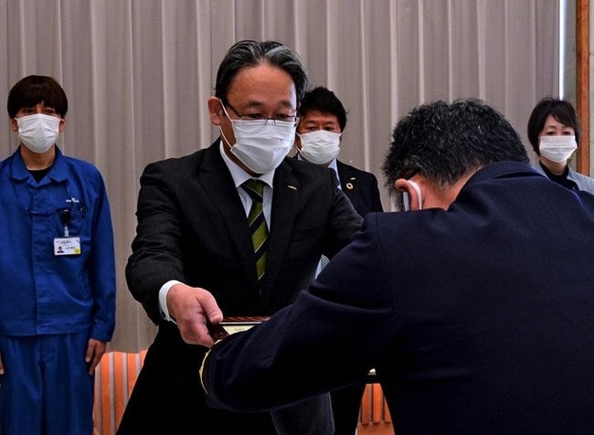 感謝状を受け取る出雲村田製作所の谷口育男社長（左から２人目）＝出雲市渡橋町、市消防本部