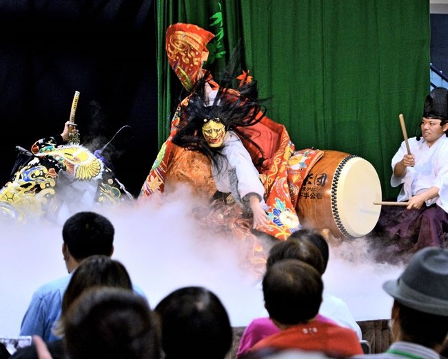 迫力いっぱいに「葛城山」を上演した都神楽団の団員＝広島市南区、広島駅南口エールエール地下広場