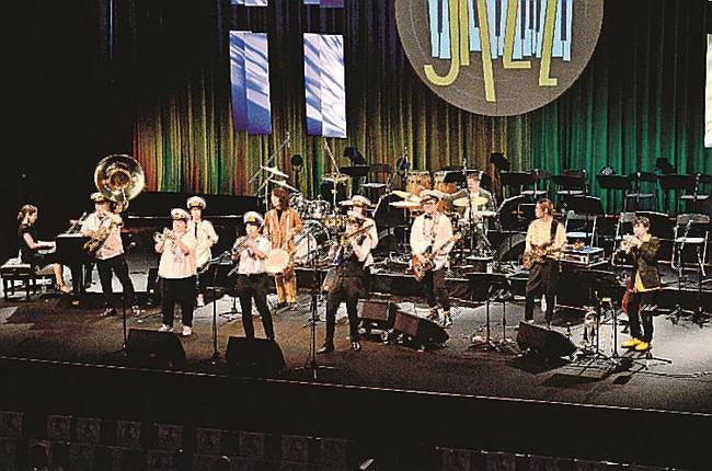 軽快なサウンドで「聖者の行進」を演奏する出演者たち＝米子市角盤町２丁目、市公会堂