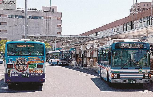 一畑バスと松江市交通局の路線バスが行き交うＪＲ松江駅前＝１７日午前、松江市朝日町