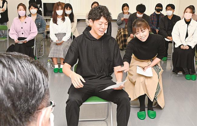 松江市民有志の自主制作映画「ミセスＪ」のオーディションで、演技を披露する参加者＝同市矢田町