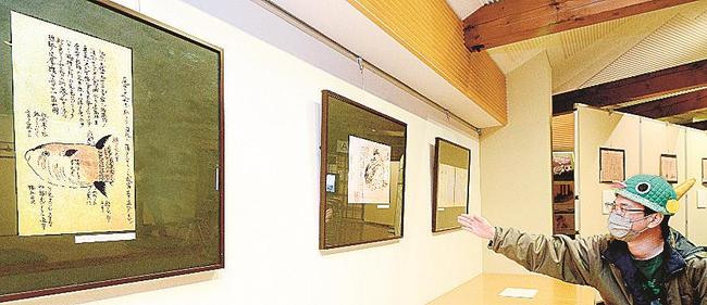 海とくらしの史料館で初公開となる古絵図について説明する沢井悦郎さん＝境港市花町