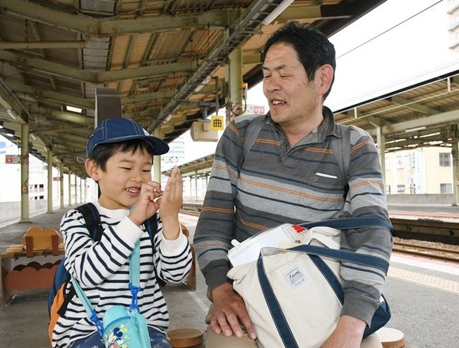 山陰での思い出を語り合う親子＝松江市朝日町、ＪＲ松江駅
