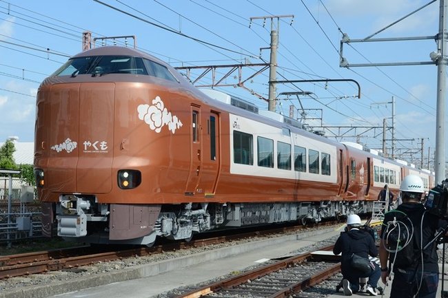 公開された特急やくもの新型車両２７３系＝大阪府東大阪市、近畿車両