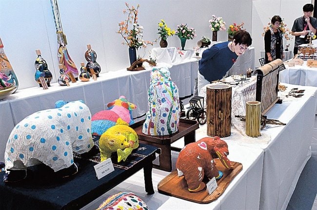 個性が光る作品を鑑賞する来場者＝安来市飯島町、市総合文化ホール・アルテピア