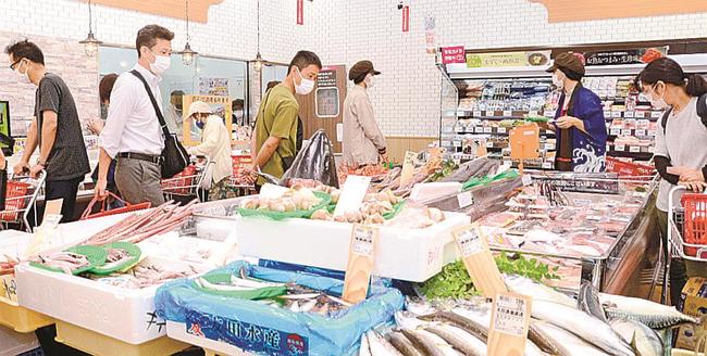 買い物客でにぎわう生鮮食品売場＝出雲市稲岡町、マックスバリュ川跡店