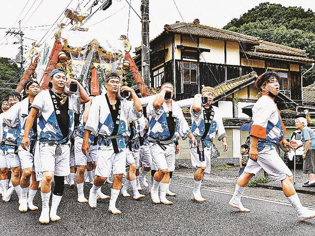 ねじり鉢巻きに法被姿でみこしを担ぎ、練り歩く男衆＝江津市江津町