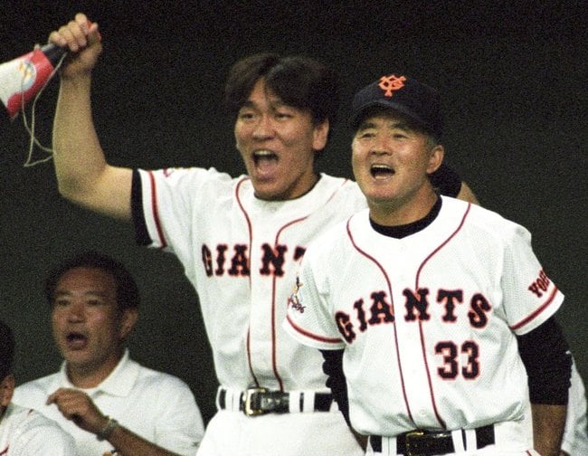 １９９６年９月、ヤクルトに押し出し四球でサヨナラ勝ち、歓声を上げる巨人の長嶋茂雄監督（右）と松井秀喜選手＝東京ドーム