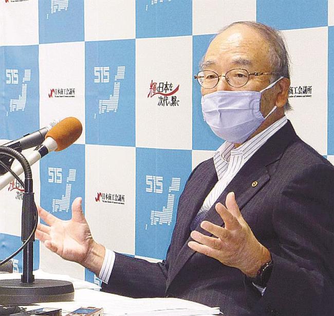 記者会見する日本商工会議所の三村明夫会頭=16日午後、東京都千代田区