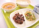 島根県美郷町内の小中学校に提供された猪鹿蝶給食。手前が揚げた鹿肉